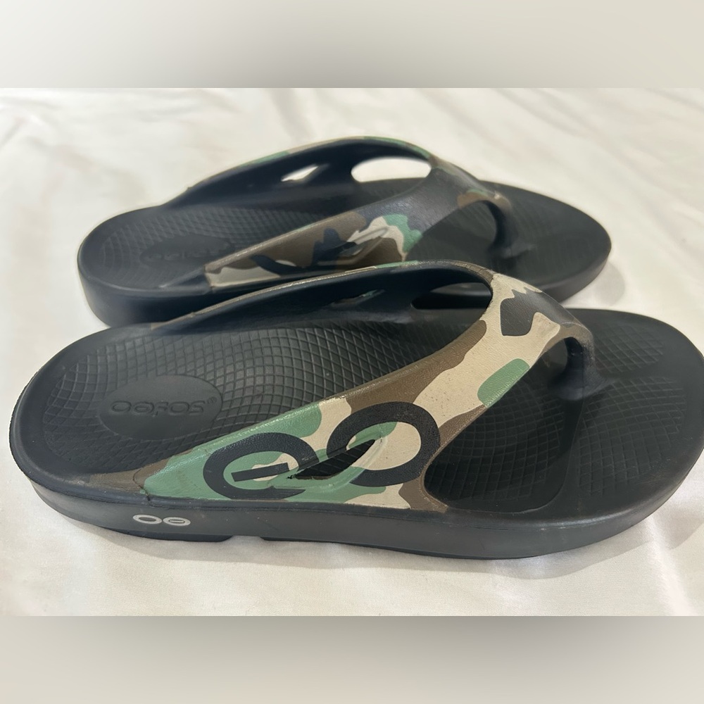 OOFOS Flip Flops Camo & Black M6-W8